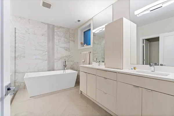 $949,000 | 3033 North Clybourn Avenue, Unit 1, Chicago, IL 60618