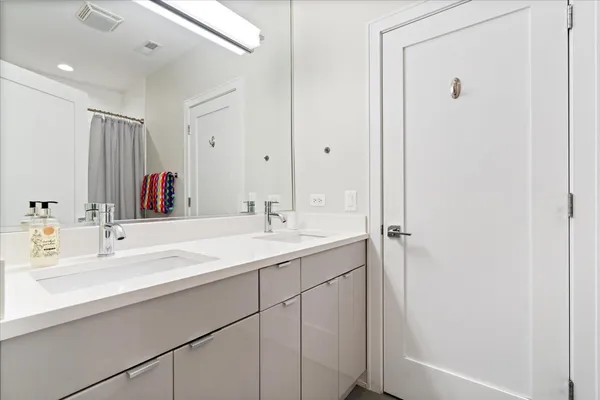 $949,000 | 3033 North Clybourn Avenue, Unit 1, Chicago, IL 60618