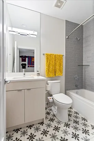 $949,000 | 3033 North Clybourn Avenue, Unit 1, Chicago, IL 60618
