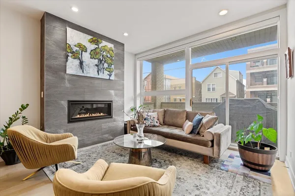 $949,000 | 3033 North Clybourn Avenue, Unit 1, Chicago, IL 60618