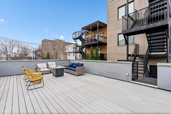 $949,000 | 3033 North Clybourn Avenue, Unit 1, Chicago, IL 60618