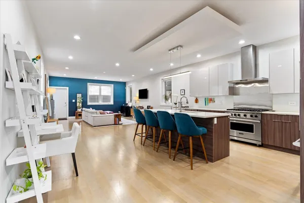 $949,000 | 3033 North Clybourn Avenue, Unit 1, Chicago, IL 60618