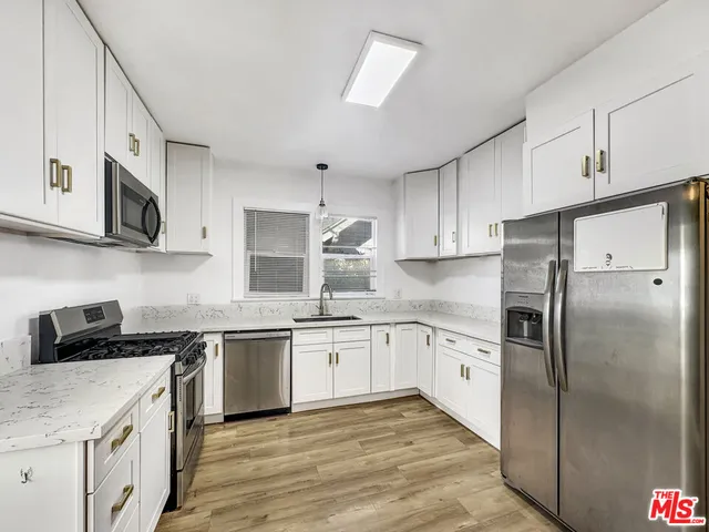 $2,295 | 2717 South Harvard Boulevard, Los Angeles, CA 90018