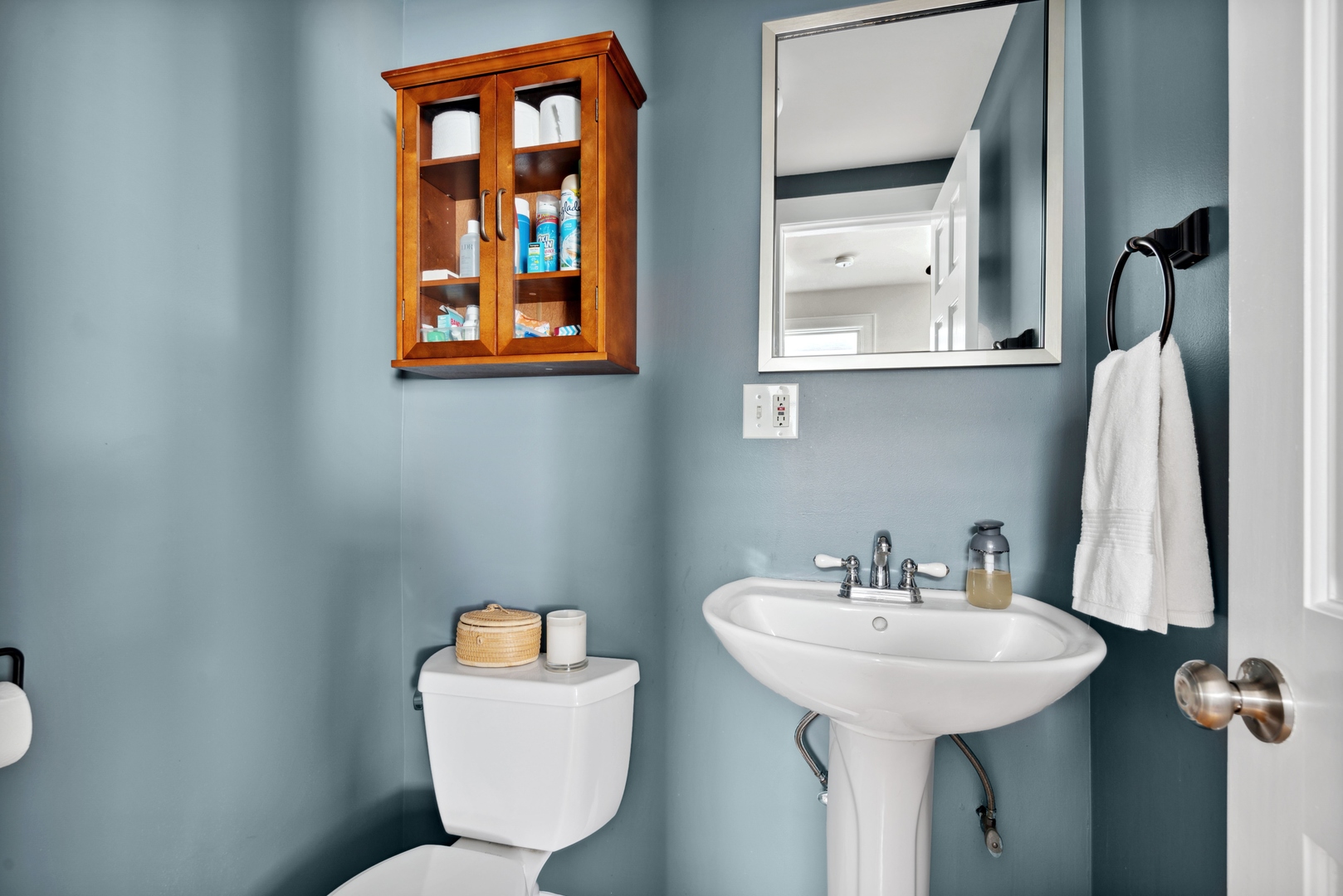 2120 Wesley Avenue Evanston, IL 60201 - Photo 17 of 32 a bathroom with a toilet sink and mirror