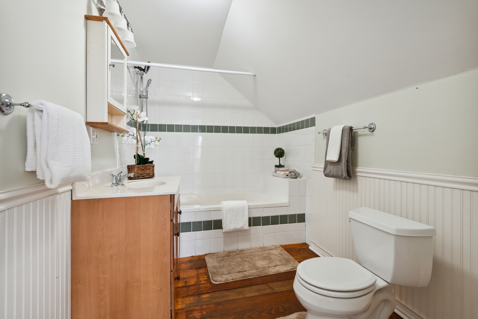 2120 Wesley Avenue Evanston, IL 60201 - Photo 19 of 32 a bathroom with a sink a toilet and shower