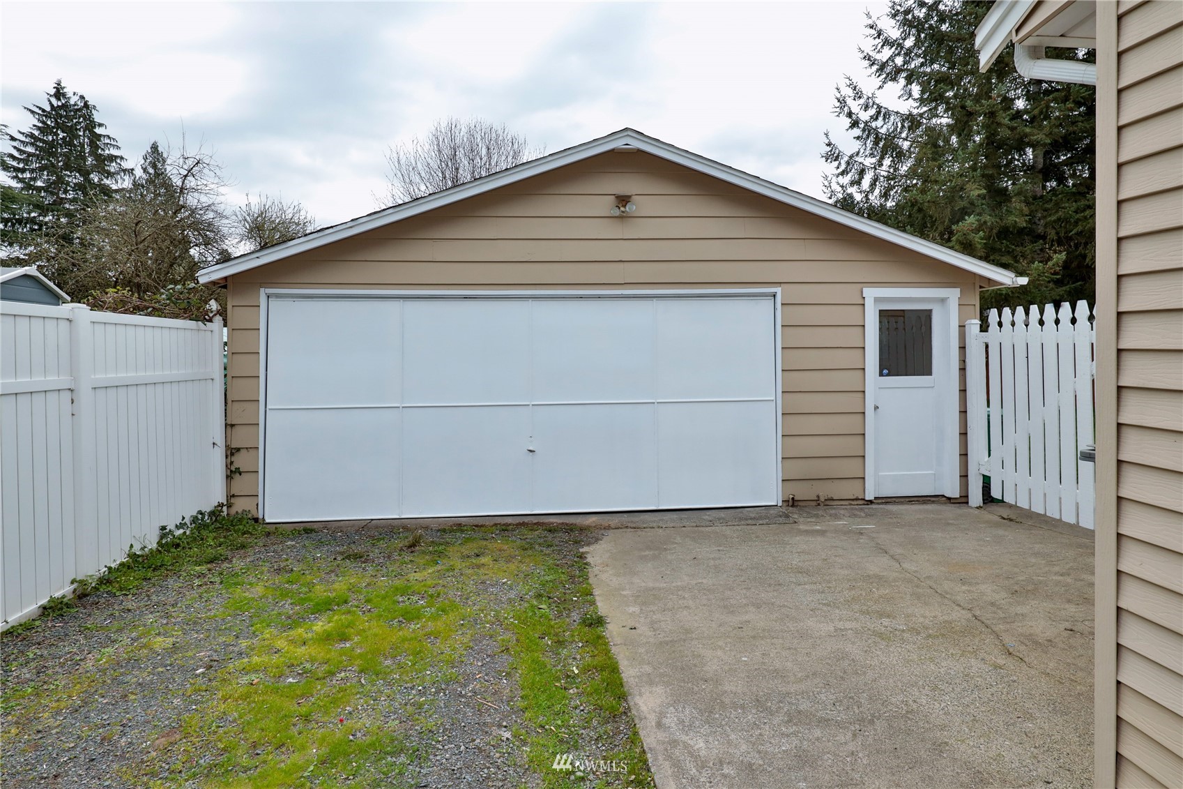 3129 Southeast 5th Street Renton, WA 98058 - Photo 25 of 27 a front view of house with yard