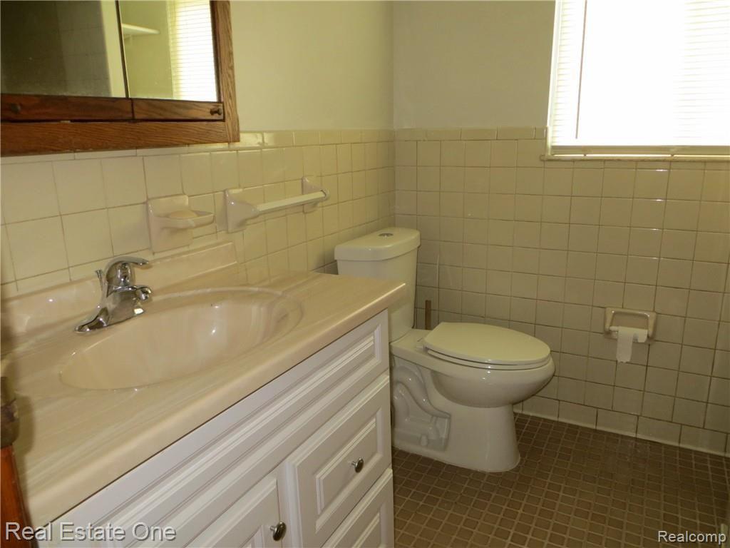 21322 Inkster Road Southfield, MI 48033 - Photo 14 of 24 Upstairs Full Bath