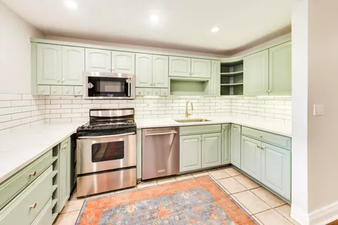 $639,000 | 843 West Grace Street, Unit 1E, Chicago, IL 60613