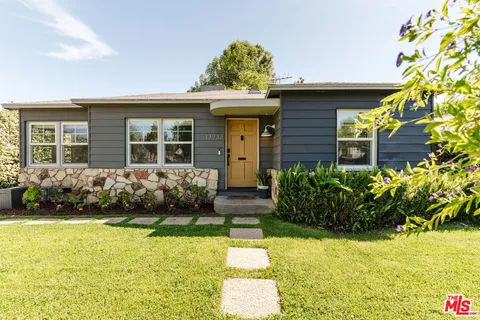 $1,095,000 | 13932 Hamlin Street, Valley Glen, CA 91401