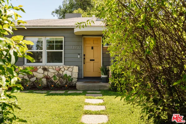 $1,095,000 | 13932 Hamlin Street, Valley Glen, CA 91401