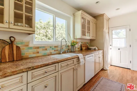 $1,095,000 | 13932 Hamlin Street, Valley Glen, CA 91401