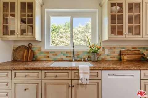$1,095,000 | 13932 Hamlin Street, Valley Glen, CA 91401