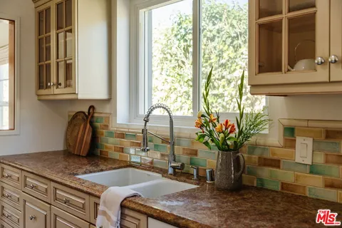 $1,095,000 | 13932 Hamlin Street, Valley Glen, CA 91401