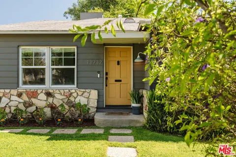 $1,095,000 | 13932 Hamlin Street, Valley Glen, CA 91401