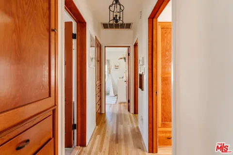 $1,095,000 | 13932 Hamlin Street, Valley Glen, CA 91401