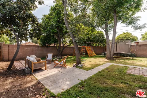 $1,095,000 | 13932 Hamlin Street, Valley Glen, CA 91401