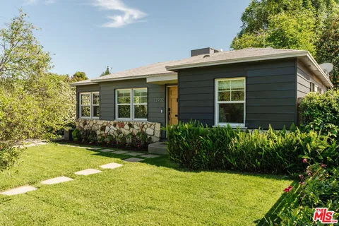 $1,095,000 | 13932 Hamlin Street, Valley Glen, CA 91401