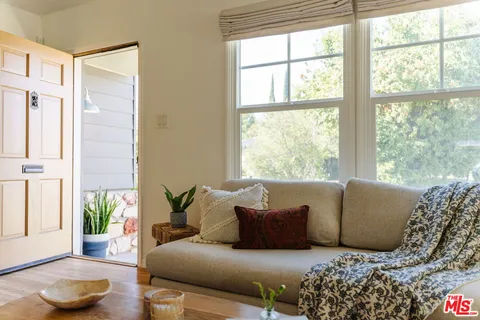 $1,095,000 | 13932 Hamlin Street, Valley Glen, CA 91401