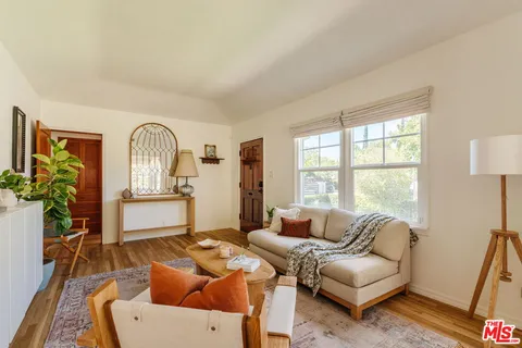 $1,095,000 | 13932 Hamlin Street, Valley Glen, CA 91401