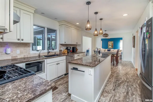 $3,200 | 1050 West Price Street, Eldridge, IA 52748