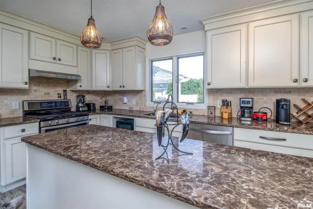 $3,200 | 1050 West Price Street, Eldridge, IA 52748