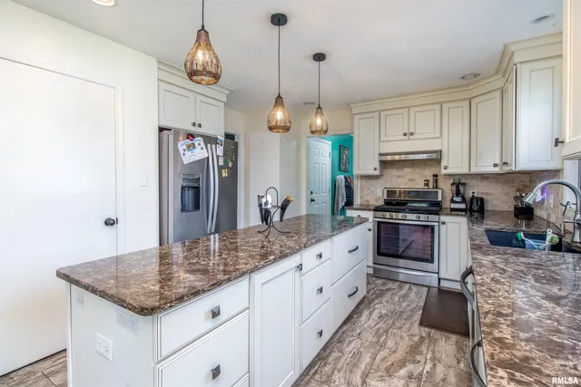 $3,200 | 1050 West Price Street, Eldridge, IA 52748