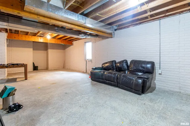 $3,200 | 1050 West Price Street, Eldridge, IA 52748