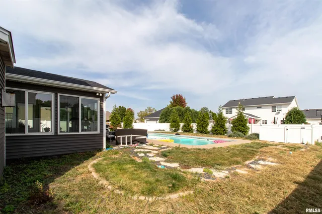 $3,200 | 1050 West Price Street, Eldridge, IA 52748