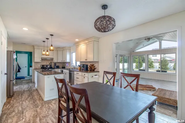 $3,200 | 1050 West Price Street, Eldridge, IA 52748