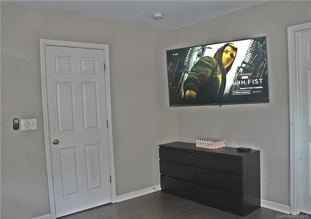 519 Rook Road Charlotte, NC 28216 - Photo 14 of 20 a room that has a painting on the wall