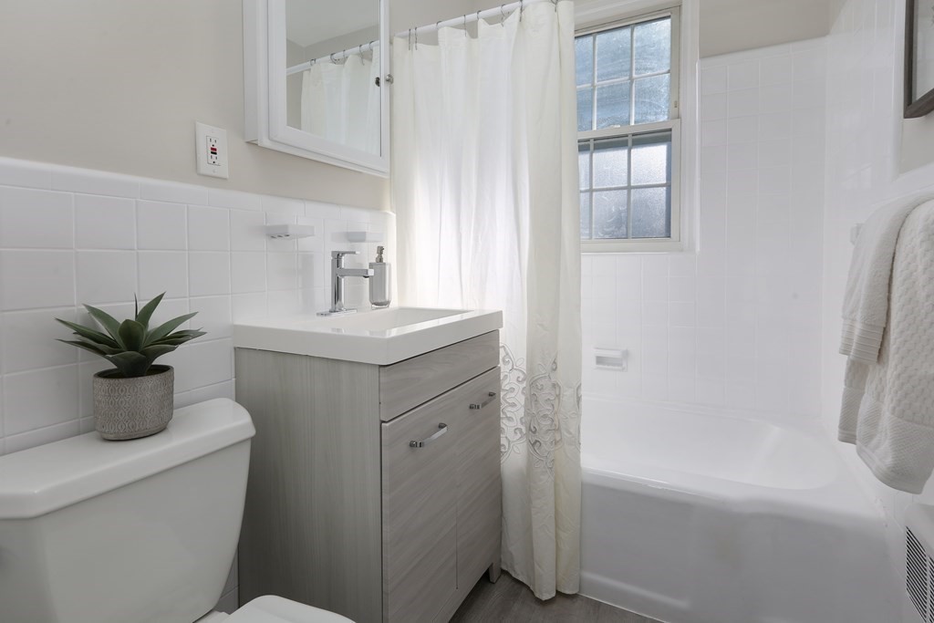 7 Lanark Road, Unit 3 Brookline, MA 02445 - Photo 7 of 8