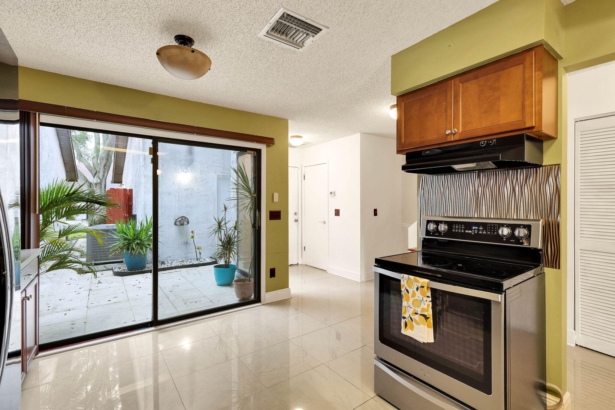 2020 Colonial Road, Unit 6 Fort Pierce, FL 34950 - Photo 10 of 31 20-web-or-mls-5P1A6467