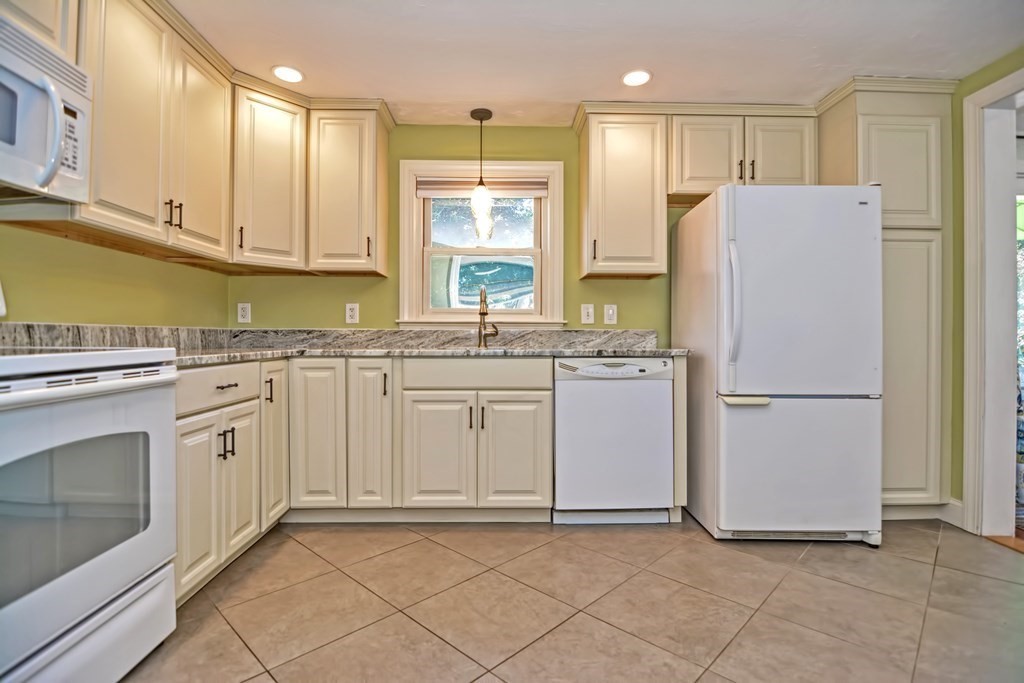 9 Priscilla Road Medway, MA 02053 - Photo 10 of 34 Gallery Image 10