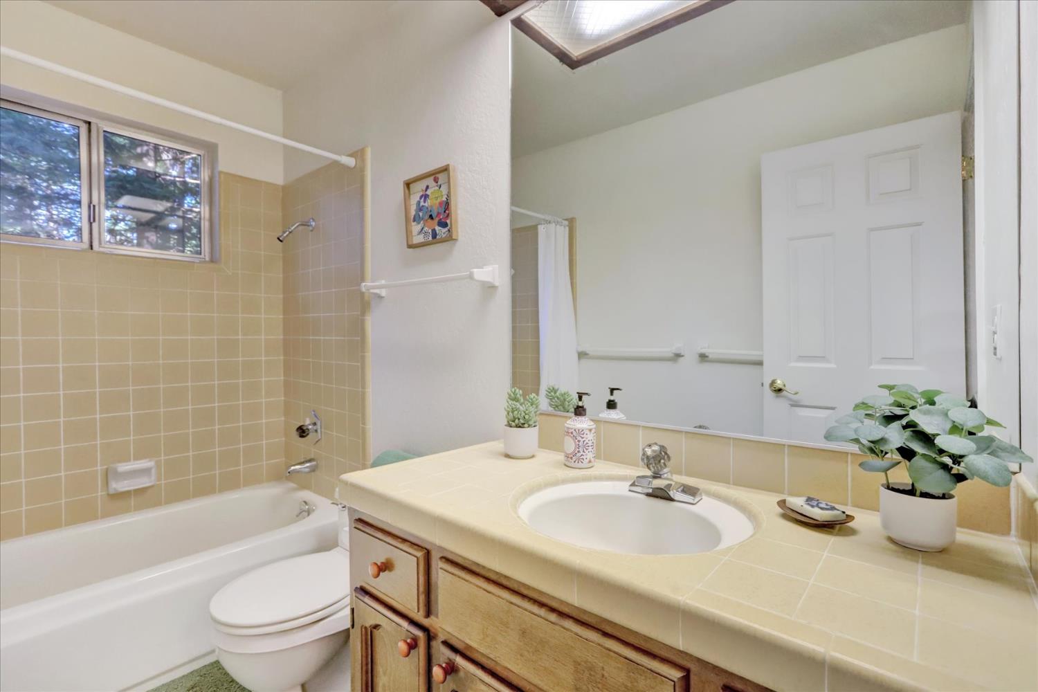 12593 Red Dog Road Nevada City, CA 95959 - Photo 28 of 55 Hall bath