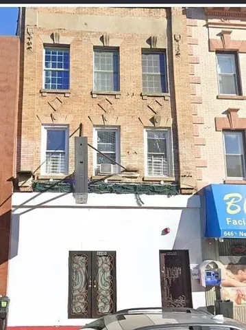 a black and white photo of a living room