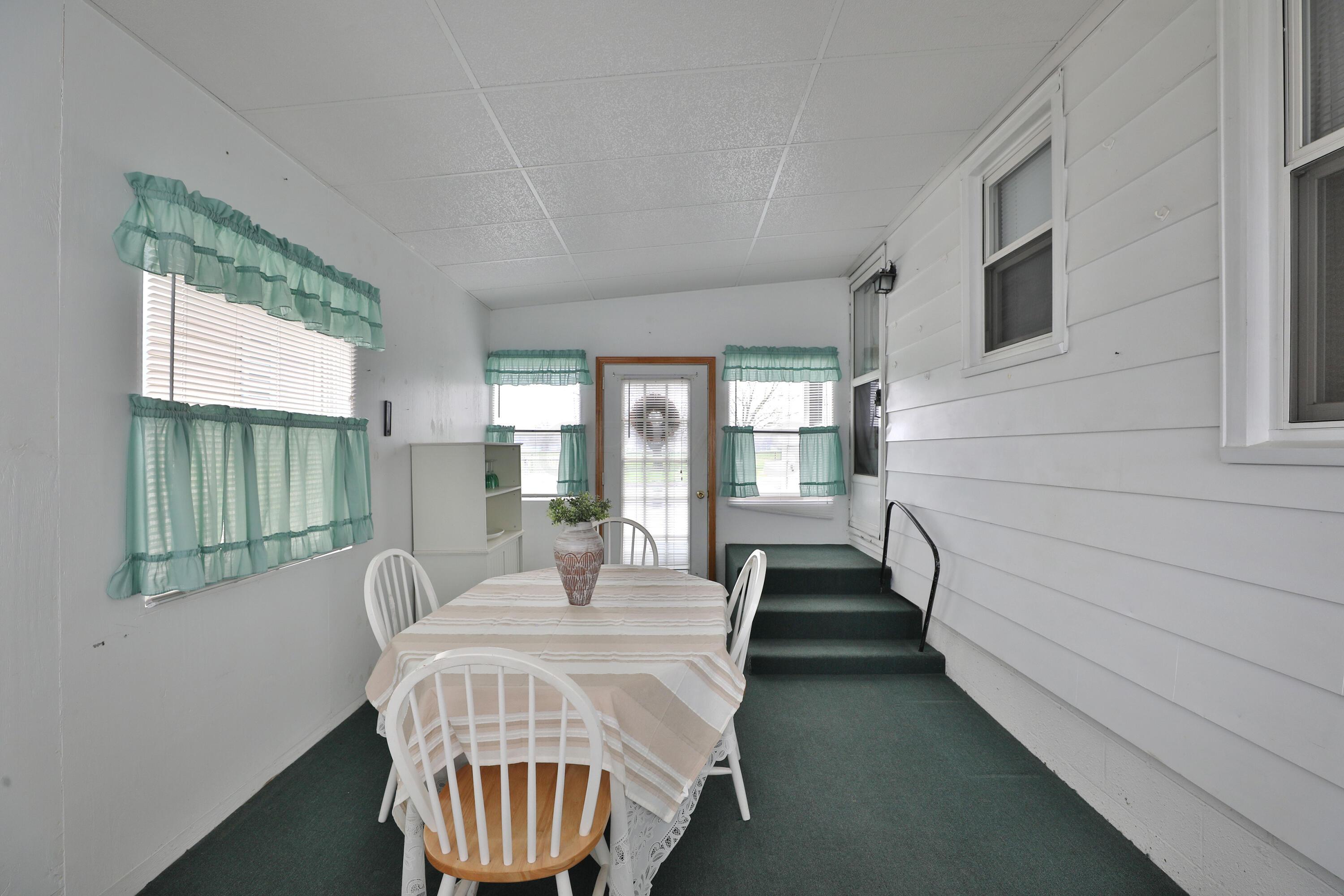 645 Morse Road Columbus, OH 43214 - Photo 33 of 41 Three Season Room