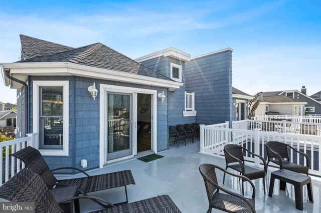 a view of entryway and hall