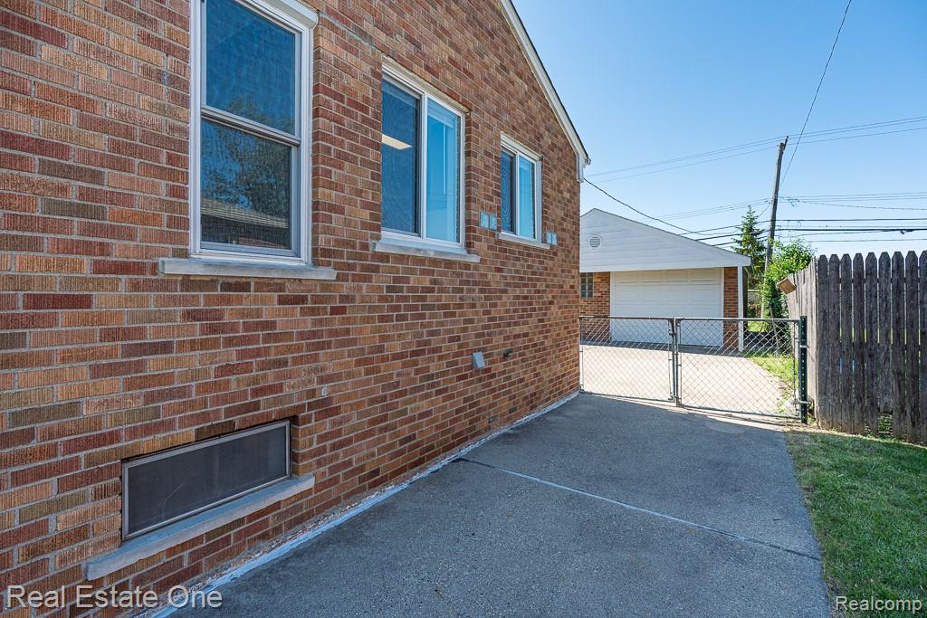 8272 Racine Road Warren, MI 48093 - Photo 37 of 46