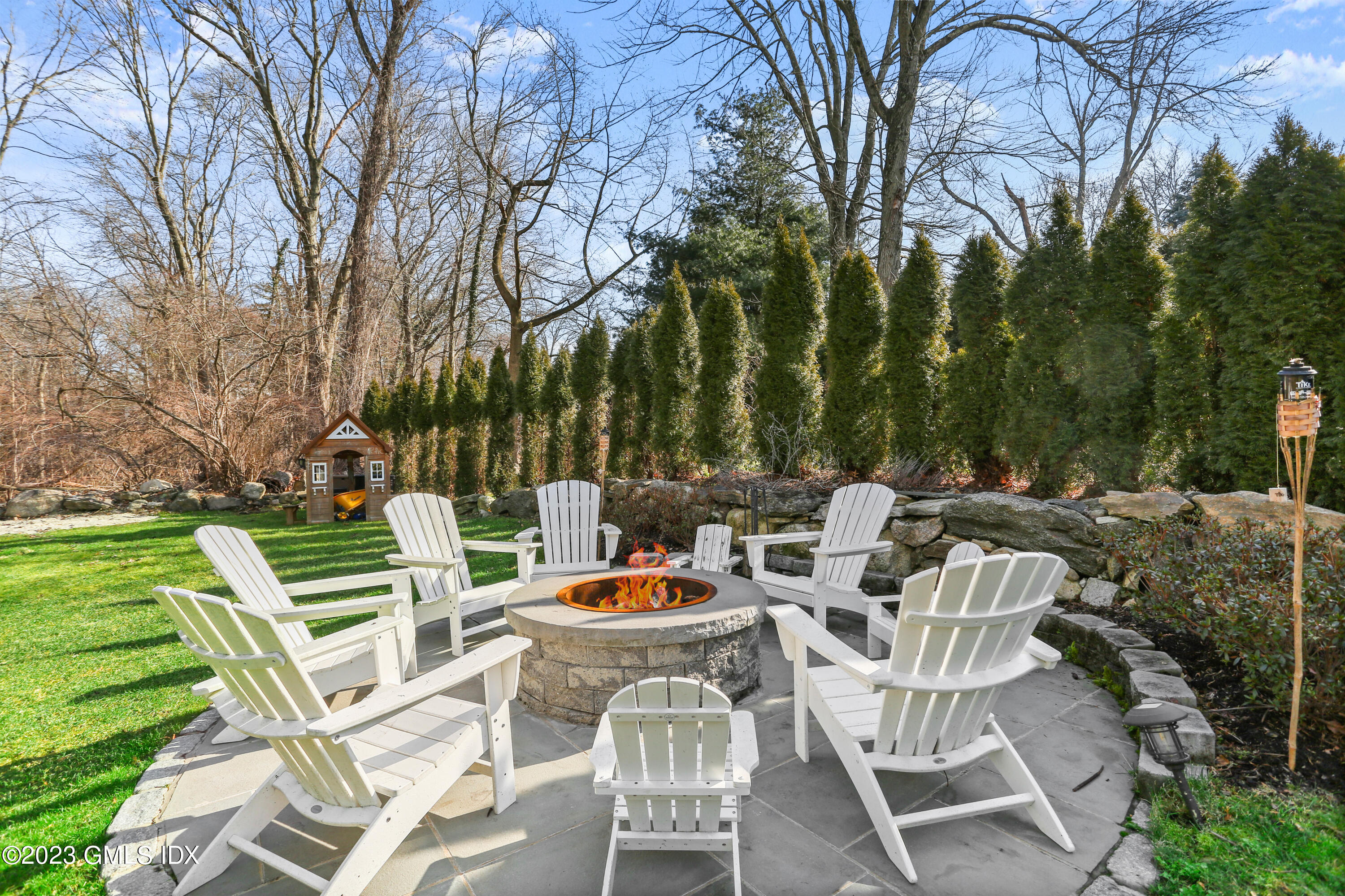 25 Manor Road Old Greenwich, CT 06870 - Photo 18 of 21 a view of an chairs and tables in the patio