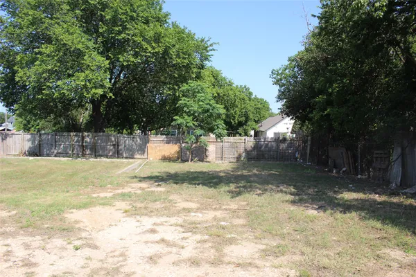 a view of a yard with a tree
