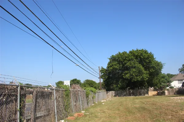 a view of a backyard of the house
