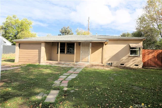 a view of a house with a backyard