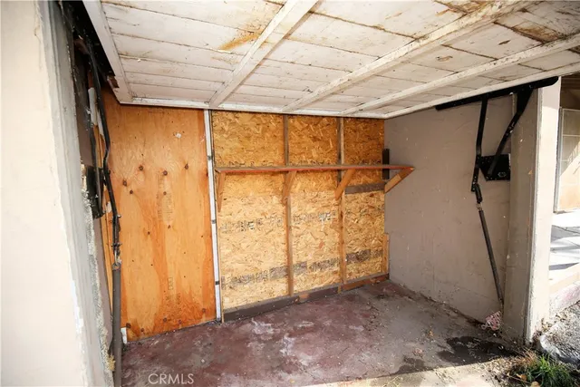 a view of a house with backyard and trees