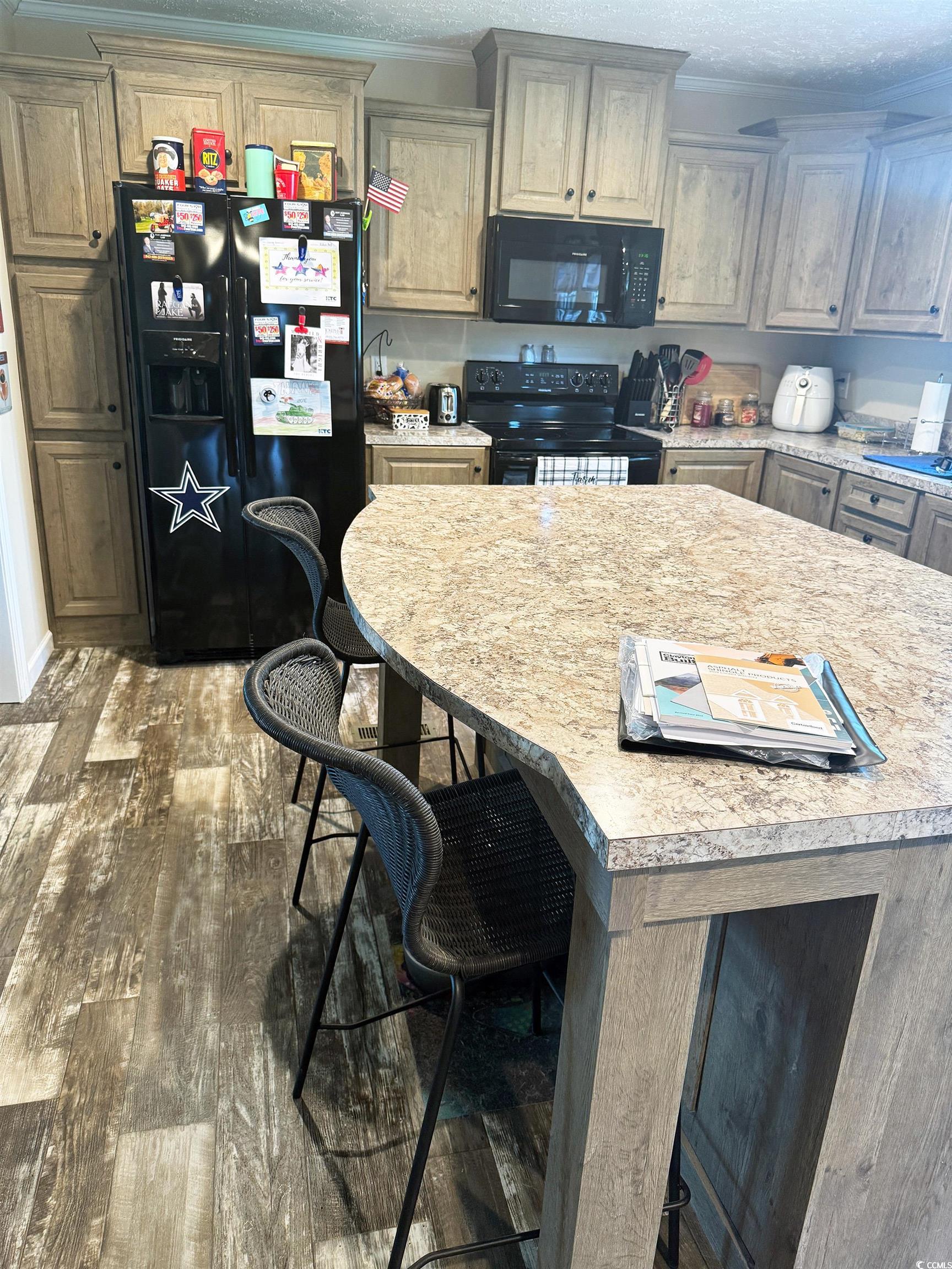 2620 Red Bluff Road Loris, SC 29569 - Photo 11 of 33 Kitchen with black appliances, crown molding, ligh