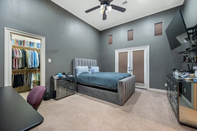 a en suite bathroom with double sink and a mirror