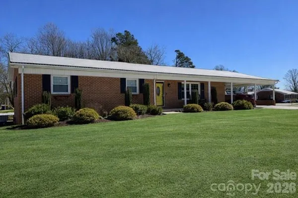 a view of a house with a backyard