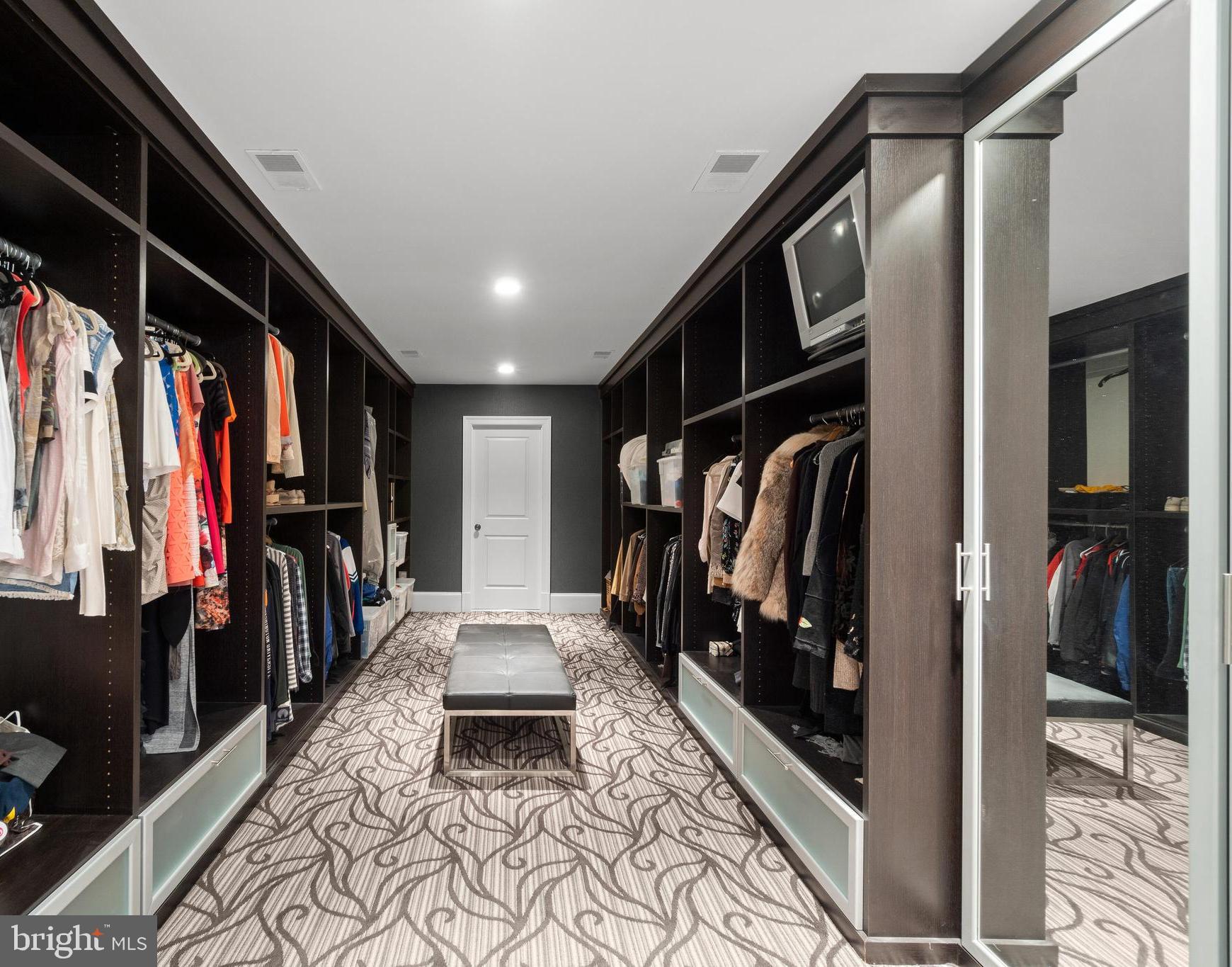 10818 Red Barn Lane Potomac, MD 20854 - Photo 84 of 141 Primary dressing room