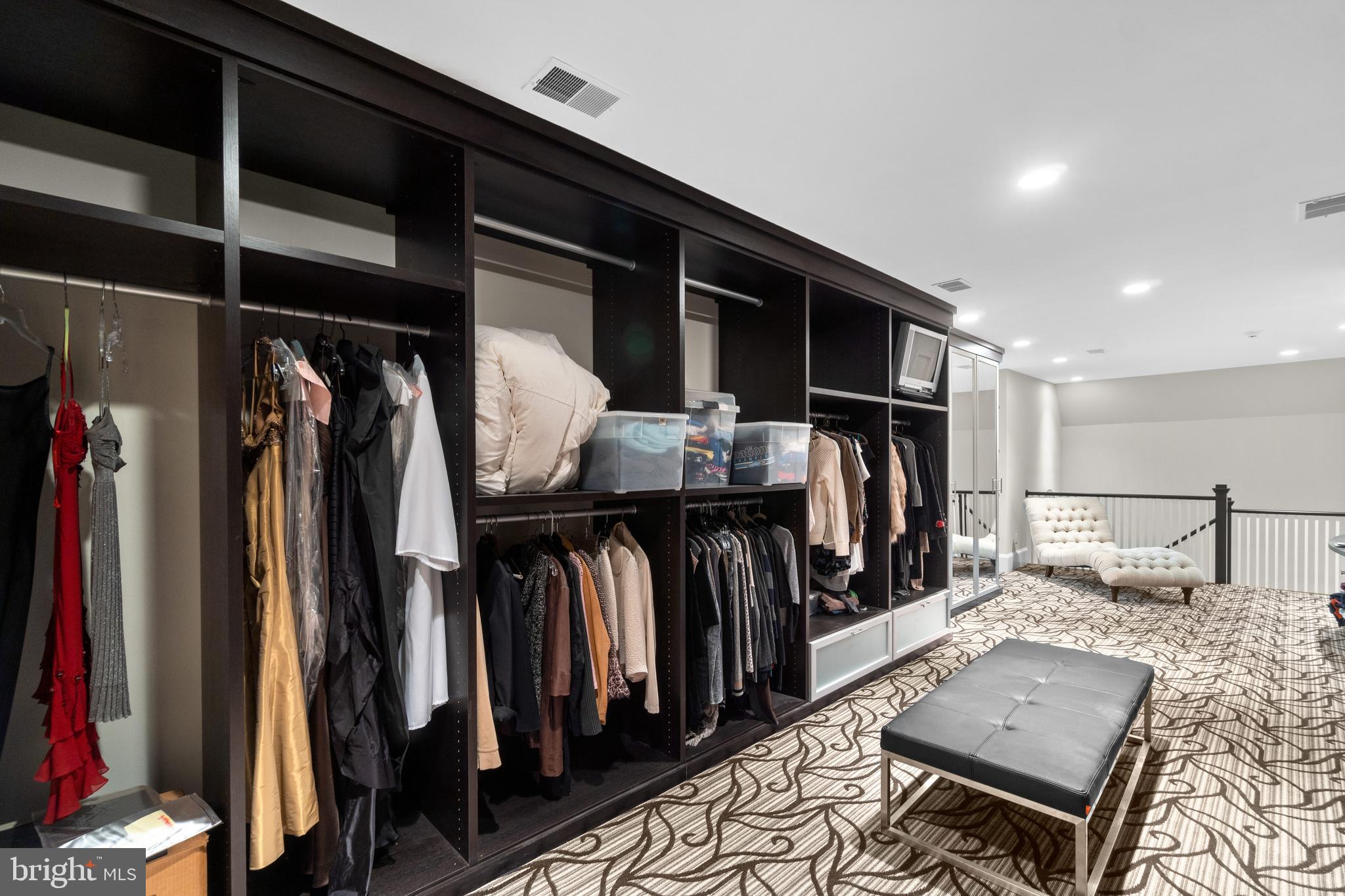 10818 Red Barn Lane Potomac, MD 20854 - Photo 85 of 141 Primary dressing room