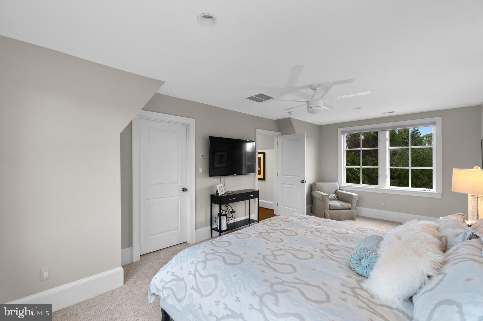 10818 Red Barn Lane Potomac, MD 20854 - Photo 98 of 141 5th bedroom with en suite bathroom