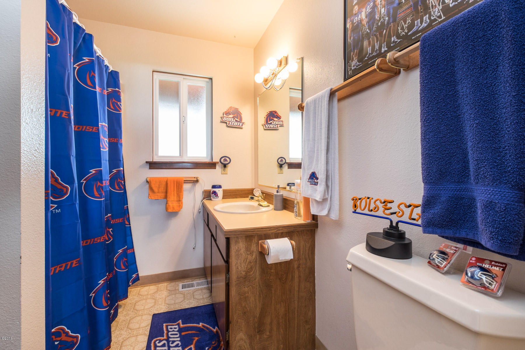 2324 Northwest Inlet Avenue Lincoln City, OR 97367 - Photo 21 of 41 Upper unit 2nd bath